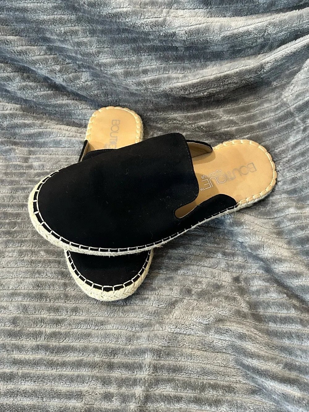 Women’s Black Slip-Ons EUC